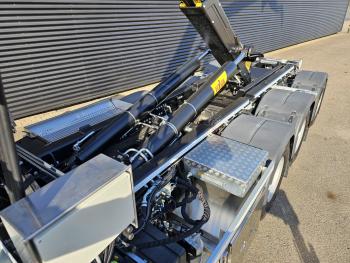 TGS 35.470 8x4 / HMF 2243 Z KRAAN + HAAKARM